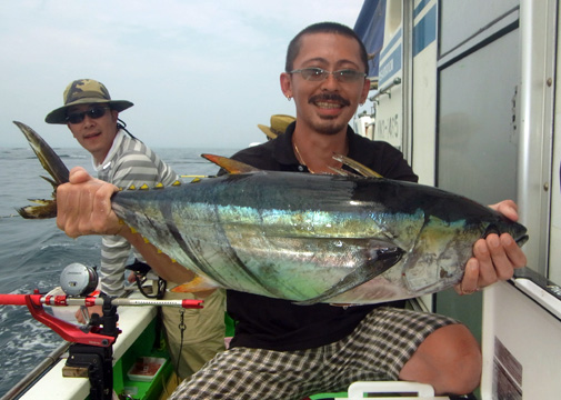 【８月13日】湾奥にボイル多数もコマセに付かず、今日のキハダは1尾。コマセカツオの出船日が増えました