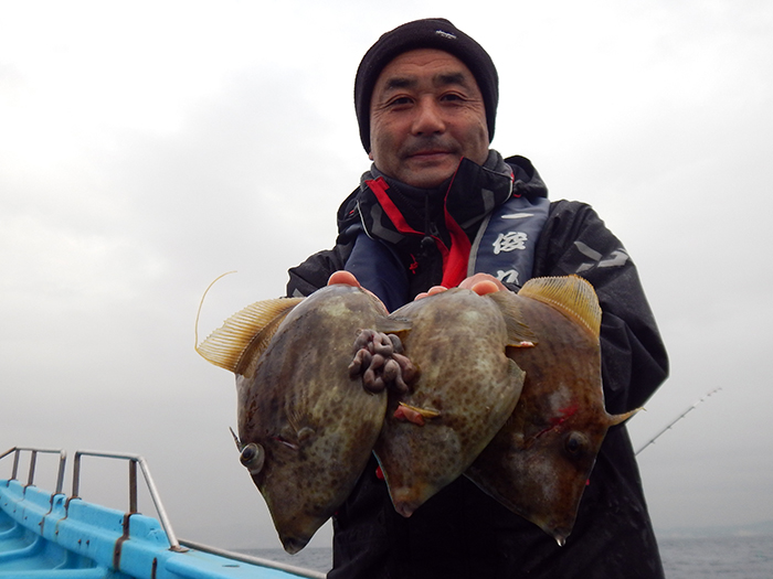 【12月2日】ラスト1時間で22尾以上キャッチも。良型混じりでトップ42尾、激釣カワハギ船！