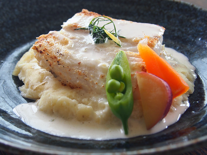 ヒラメのホワイトソース掛け